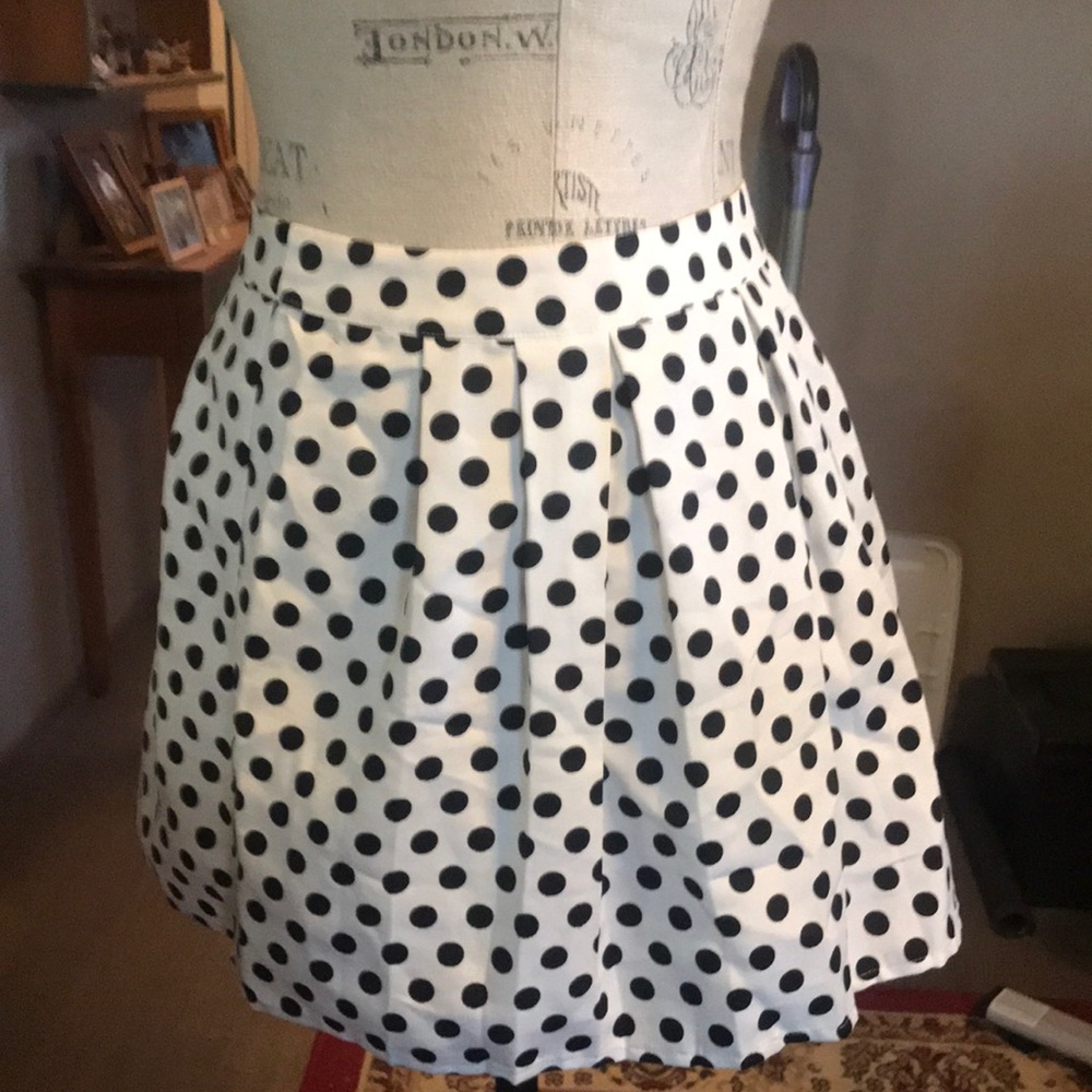 Forever 21 Womens short white & black polka dot small skirt